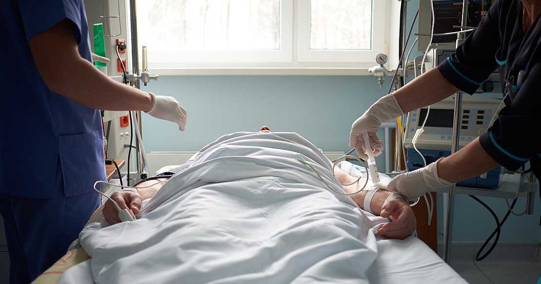 © Kiryl Lis / stock.adobe.com Ein Patient wird auf der Intensivstation versorgt