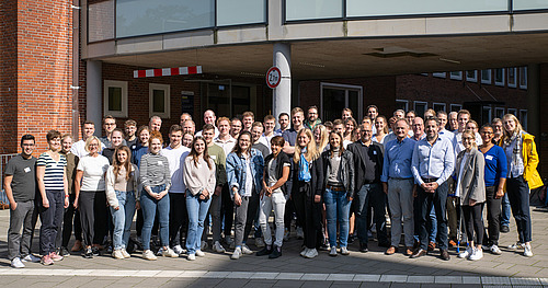 Gruppenbild der Teilnehmerinnen und Teilnehmer der Summer School 2023 in Kiel