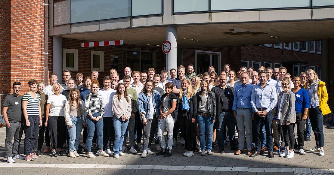 Gruppenbild der Teilnehmerinnen und Teilnehmer der Summer School 2023 in Kiel