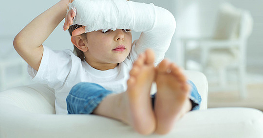 Kleiner Junge mit gebrochenem Arm