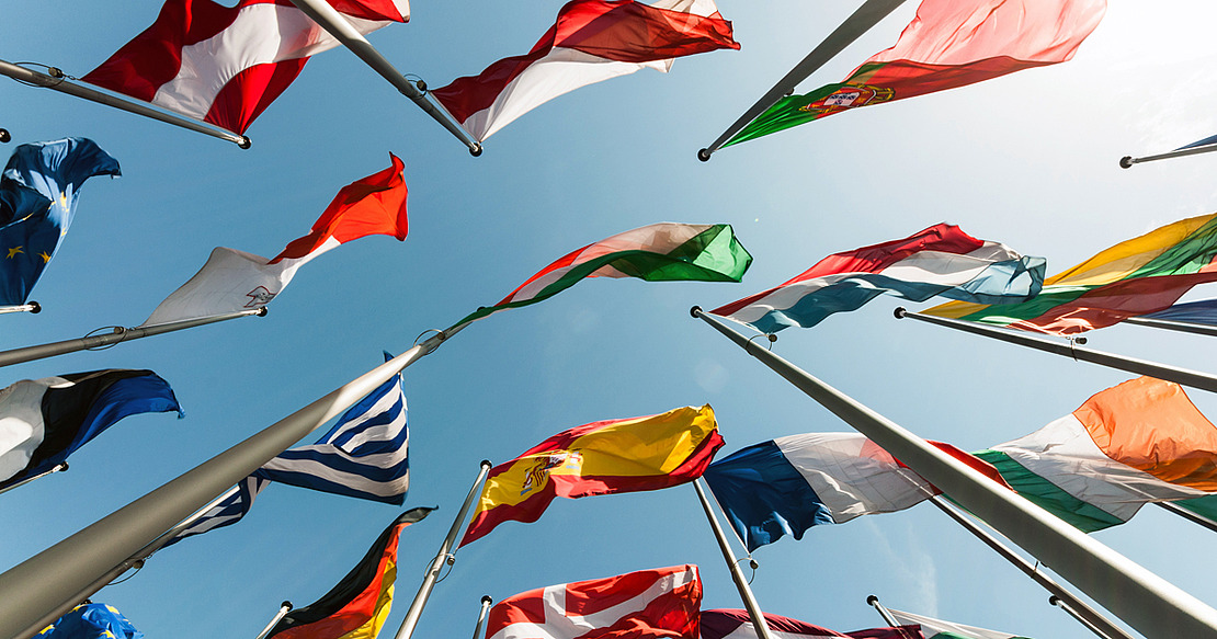 europäische Fahnen wehen im Wind