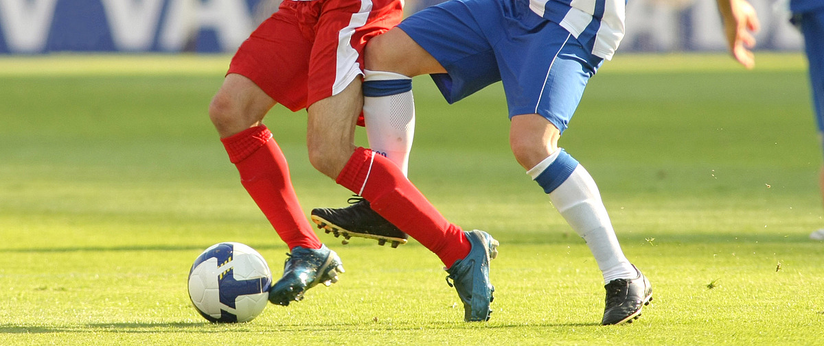 Fußballspieler im Zweikampf