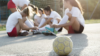 Handballspielerinnen und Ball