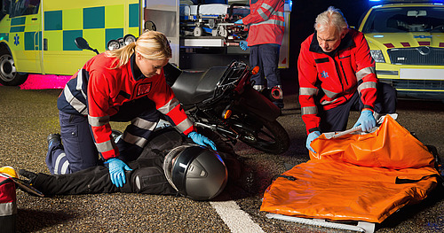 Versorgung eines verletzten Motorradfahrers