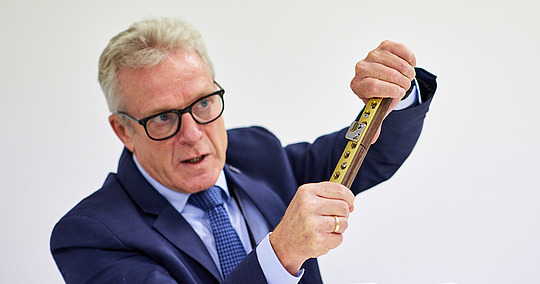 Pressekonferenz DKOU Prof. Dr. Raschke