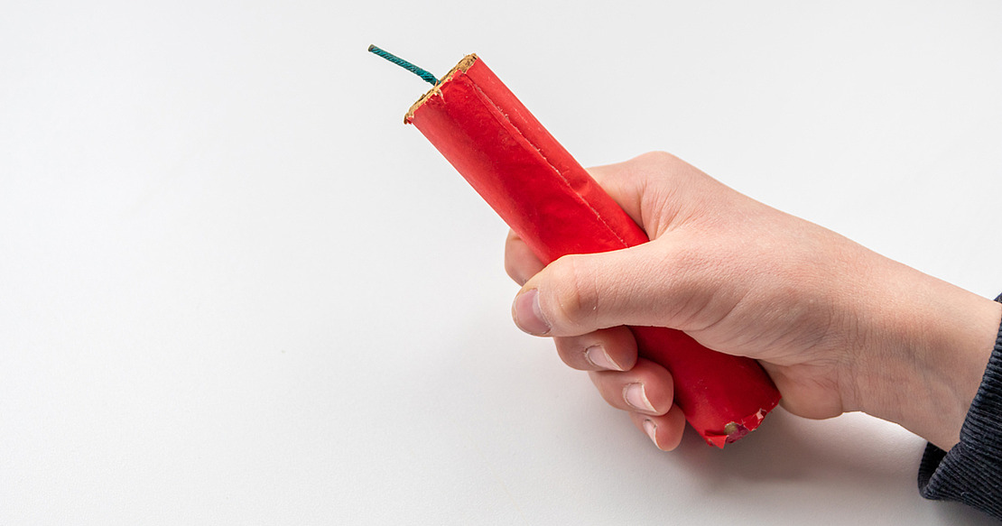 Kinderhand hält Böller
