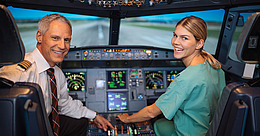 Pilot und Ärztin im Cockpit
