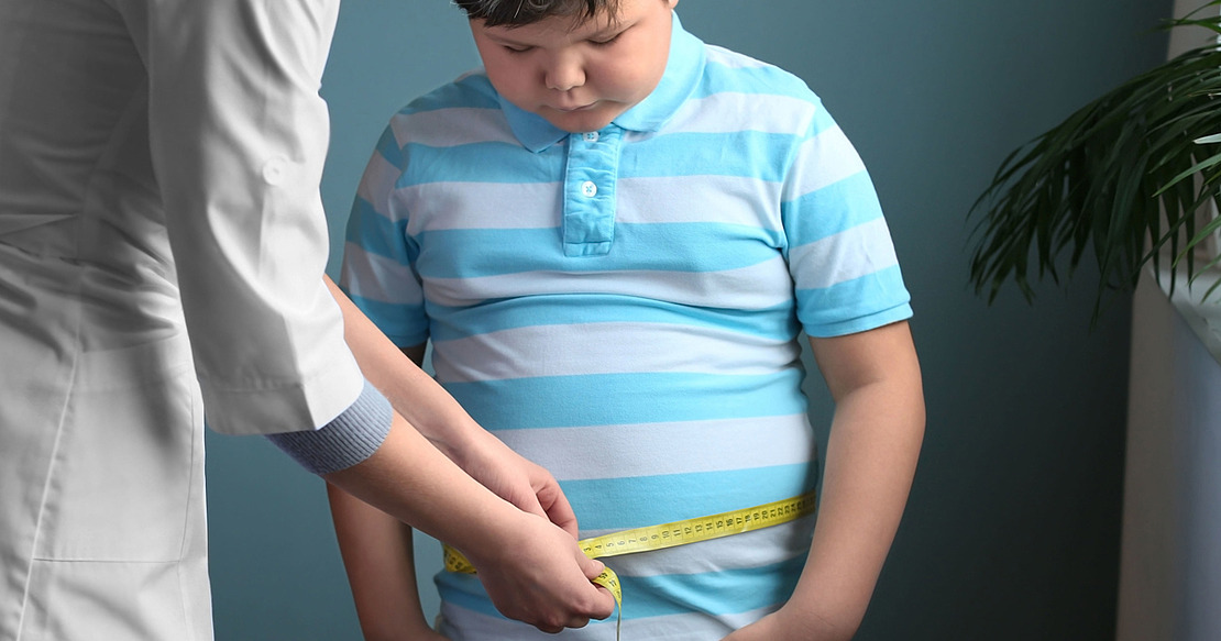 © Africa Studio / stock.adobe.com Arzt misst Bauchumfang bei übergewichtigen Jungen