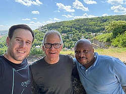 Gruppenbild: Professor Engelhardt mit den beiden Südafrikanischen Kollegen mit einer Landschaft im Hintergrund