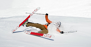 Skifahrer nach Sturz