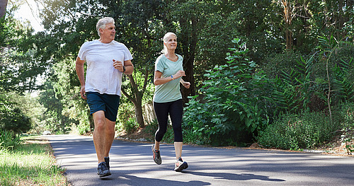 © Nina/peopleimages.com / stock.adobe.com älterer Mann und Frau joggen