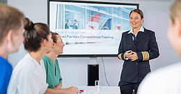Pilotin erklärt, Ärztinnen hören zu, während eines HFCT-Kurses von Lufthansa Aviation Training