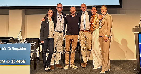 Auf dem DKOU 2023: Dr. Marit Herbolzheimer, Prof. Dr. Christoph Wölfl, David Breuer, Prof. Dr. Bertil Bouillon, Golnessa Rommelfanger und Dr. Maria Dey Hazra (v.l.) © R. Kuhlee