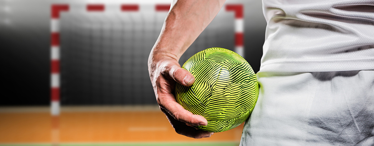 Detailaufnahme Handballspieler hält Ball