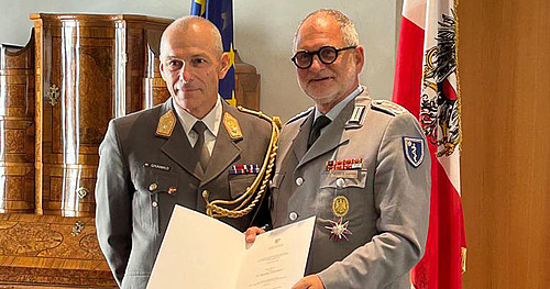 Übergabe der Urkunde an Prof. Dr. Benedikt Friemert