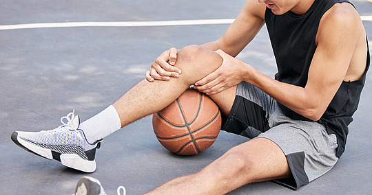 Basketballer mit schmerzenden Knie