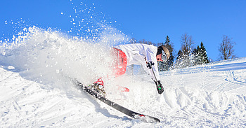 Skifahrer stürzt beinahe auf der Skipiste