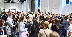 Studierende treffen sich mit ihren Tutoren am Tag der Studierenden auf dem DKOU