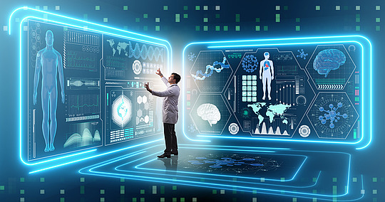 Arzt in futuristischer Umgebung an großem Bildschirm
