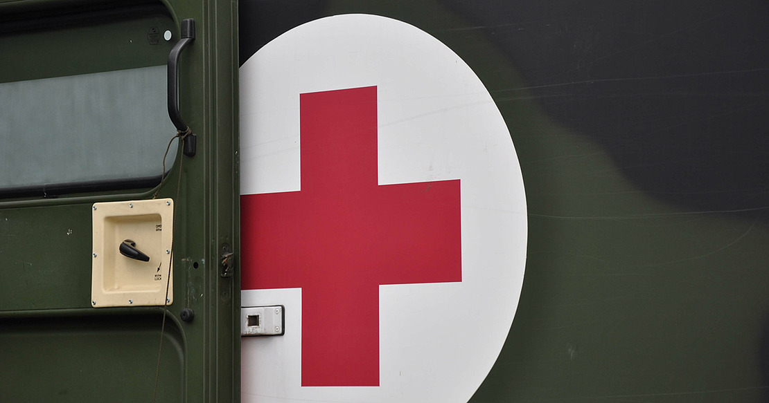 Bundeswehr Krankenwagen mit roten Kreuz