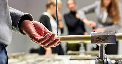 Studierende schrauben im Osteosyntheseworkshop