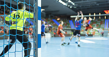 Handballtor und Mannschaft