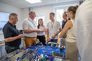 Studierende beim Gespräch während der Summer School 2024 