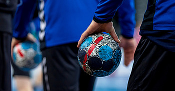 Handbälle in den Händen von Handballspielern
