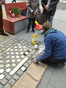 DGU verlegt Stolpersteine Mai 2023 © J. Arndt / DGU Mann verlegt Stolpersteine
