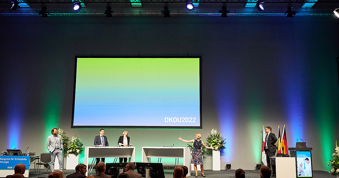 Die Bühne des Science Slam mit beiden Siegern