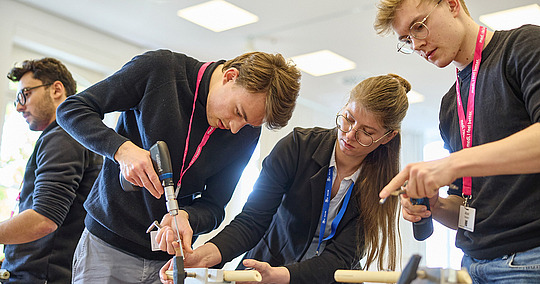 Praktische Übung im Workshop für Medizinstudierende