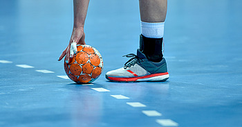 Handball und Hand mit verbundenen Fingern