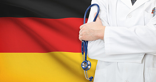 Arzt vor deutscher Flagge