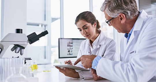 © Ruan J/peopleimages.com / Adobe Stock Eine junge Wissenschaftler und ihr Mentor bei der Forschungsarbeitn