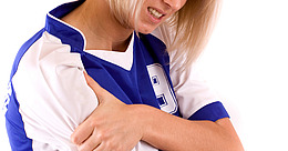 Handballspielerin mit schmerzender Schulter