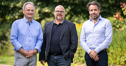 DKOU 2024: Die Kongresspräsidenten Prof. Dr. Andreas Seekamp, Dr. Tobias Vogel und Prof. Dr. Markus Scheibel (v.l.) © S. Grell Die drei Präsidenten des DKOU 2024