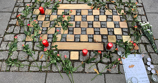 Stolpersteine vor der Chirurgischen Universitätsklinik Leipzig © H. Zwipp Stolpersteine vor der Chirurgischen Universitätsklinik Leipzig