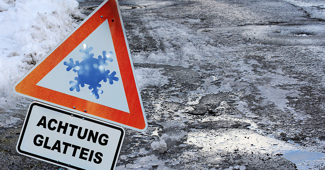 Glatteis auf Straße und Geweg