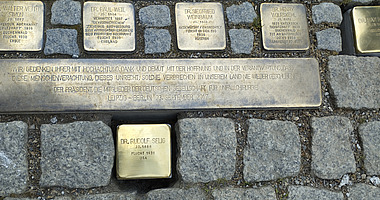 DGU verlegt Stolpersteine Mai 2023 © J. Arndt / DGU eingelassene Stolpersteine
