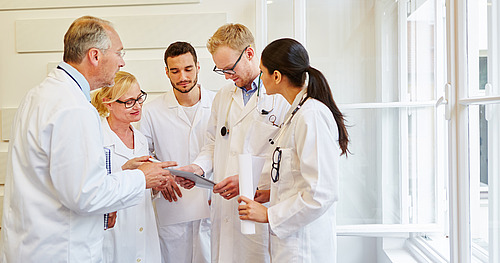 Ärzteteam arbeitet zusammen