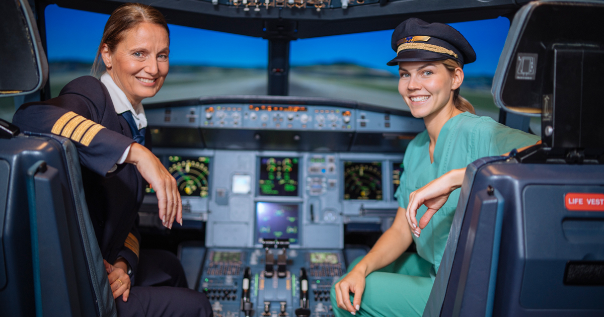 Pilotin und Ärztin im Cockpit eines Flugzeugs – Human Factors Competency Training von Lufthansa Aviation Training